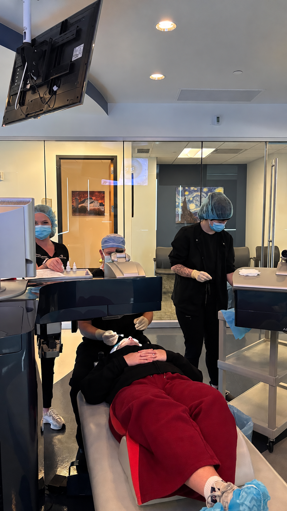 The Hoopes Vision team performing a ReLEx SMILE procedure in the Draper laser suite